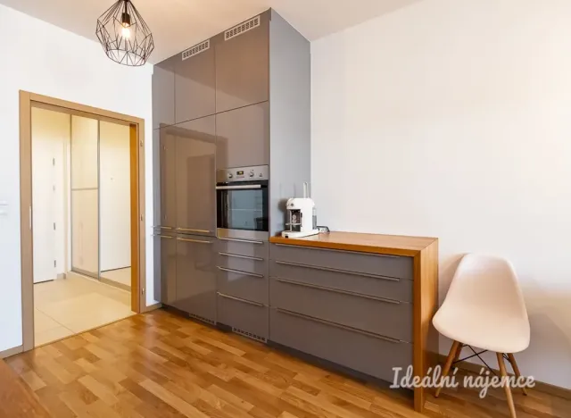 Pronájem bytu 2+kk, Praha - Strašnice, Zvěřinova, 68 m2
