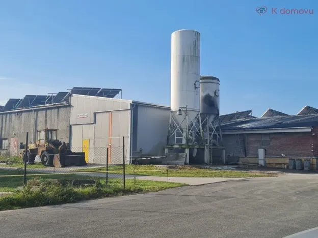 Prodej výrobních prostor, Radslavice, 3300 m2