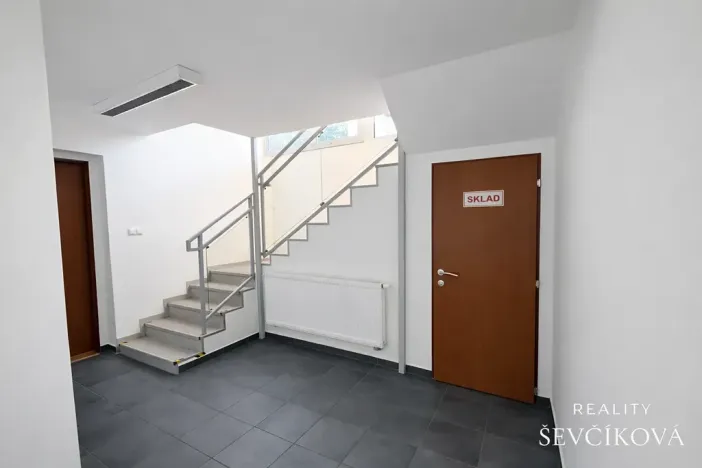 Pronájem obchodního prostoru, Hradec Králové, Vlčkovická, 700 m2