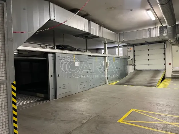 Pronájem garážového stání, Praha - Vinohrady, Francouzská, 14 m2