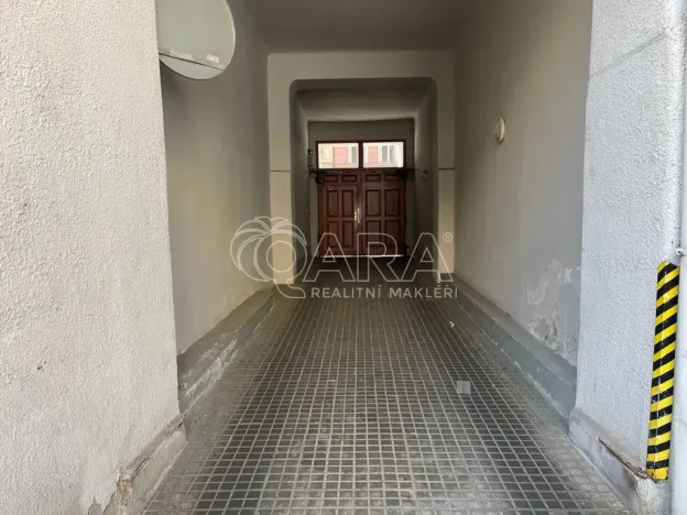 Pronájem garážového stání, Praha - Vinohrady, Francouzská, 14 m2