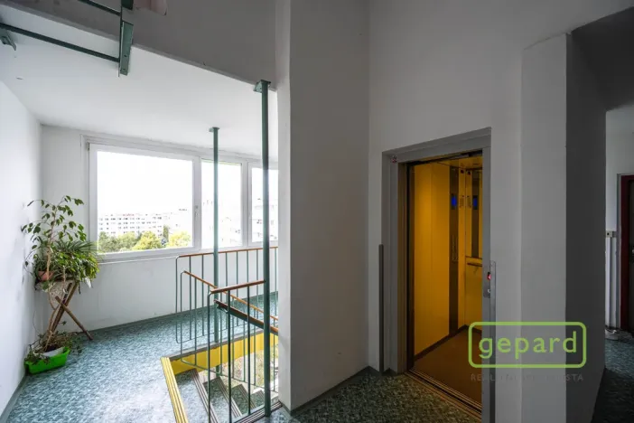 Pronájem bytu 2+kk, Praha, Augustinova, 46 m2