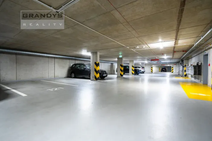 Prodej garážového stání, Praha - Hodkovičky, Šífařská, 13 m2