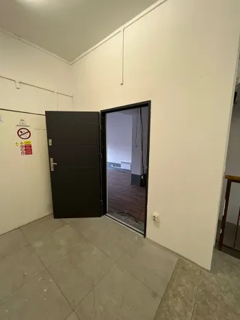 Pronájem obchodního prostoru, Praha - Horní Počernice, Komárovská, 210 m2