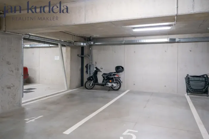 Pronájem garážového stání, Brno, Kumpoštova, 18 m2