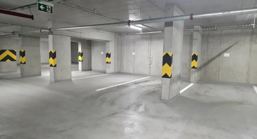 Pronájem garážového stání, Praha - Karlín, Křižíkova, 13 m2