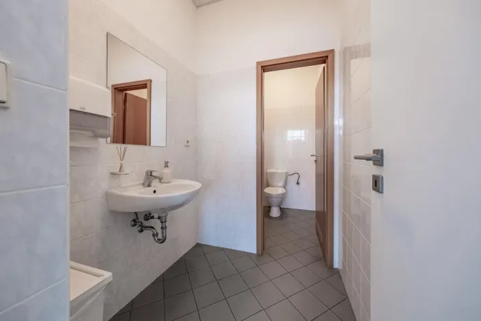 Pronájem kanceláře, Vestec, Vídeňská, 69 m2