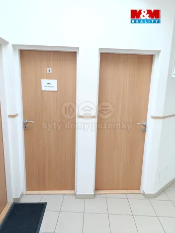 Pronájem obchodního prostoru, Tišnov, nám. Komenského, 23 m2