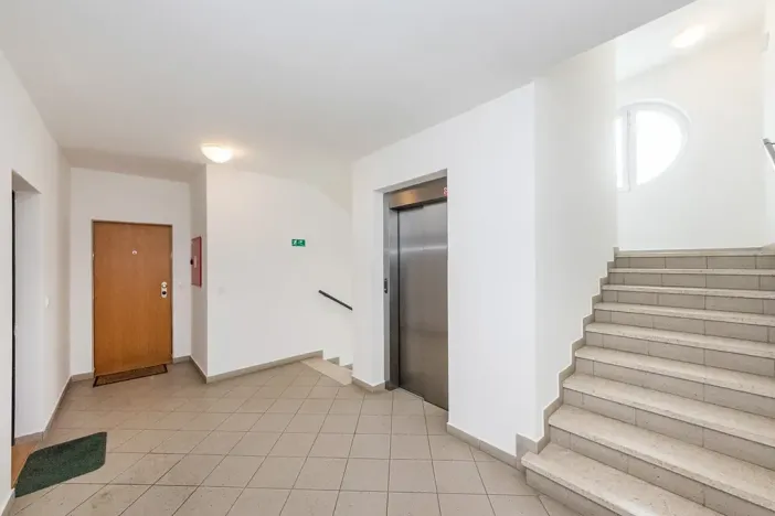 Pronájem bytu 1+kk, Praha - Libeň, Nad Okrouhlíkem, 42 m2