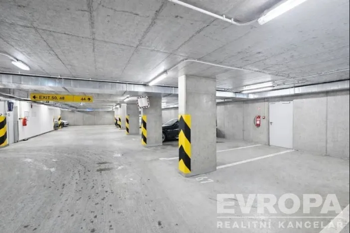 Pronájem garážového stání, Praha - Žižkov, Jeseniova, 13 m2