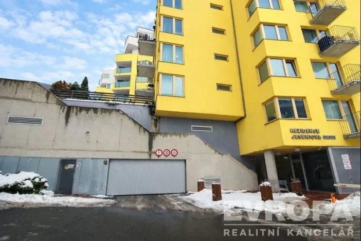 Pronájem garážového stání, Praha - Žižkov, Jeseniova, 13 m2