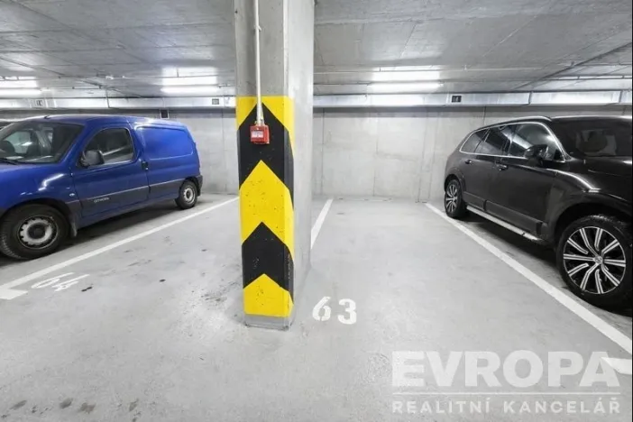 Pronájem garážového stání, Praha - Žižkov, Jeseniova, 13 m2