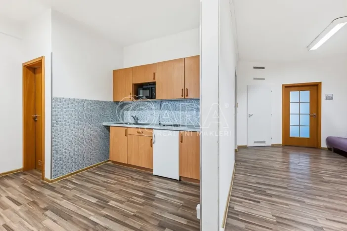 Pronájem kanceláře, Praha - Kobylisy, Nad Šutkou, 58 m2