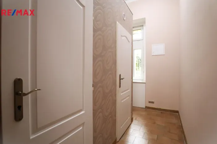 Pronájem obchodního prostoru, Karlovy Vary, Jugoslávská, 31 m2