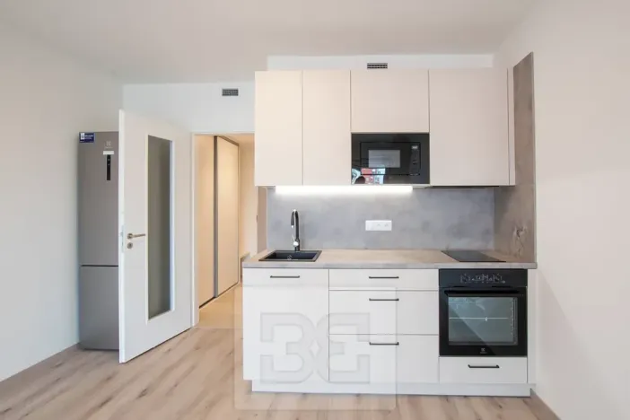 Pronájem bytu 1+kk, Praha - Hloubětín, Poděbradská, 32 m2