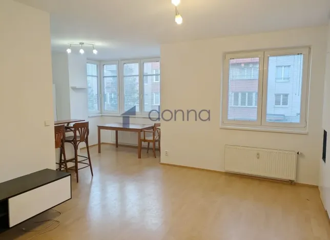Pronájem bytu 1+kk, Praha, Mikanova, 40 m2