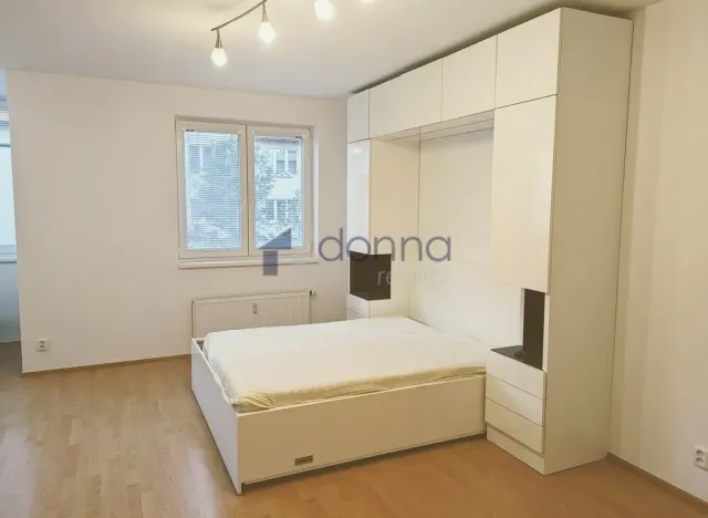 Pronájem bytu 1+kk, Praha, Mikanova, 40 m2
