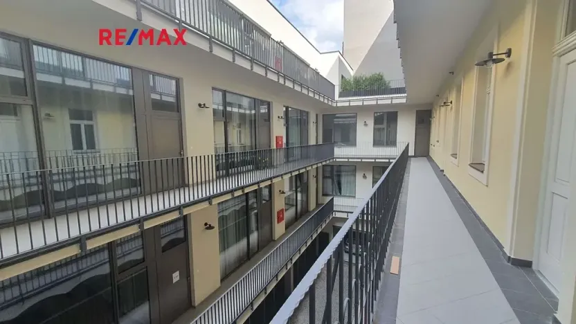 Pronájem bytu 1+kk, Praha - Smíchov, Na Valentince, 30 m2