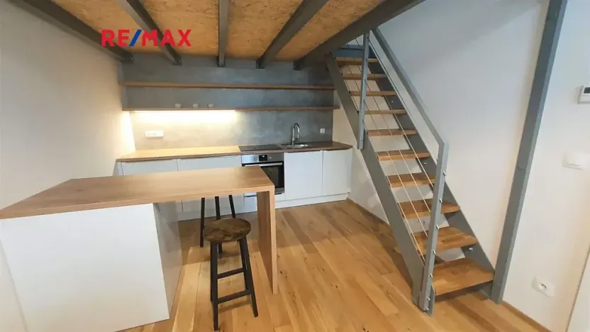 Pronájem bytu 1+kk, Praha - Smíchov, Na Valentince, 30 m2