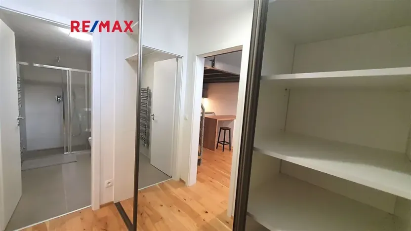 Pronájem bytu 1+kk, Praha - Smíchov, Na Valentince, 30 m2