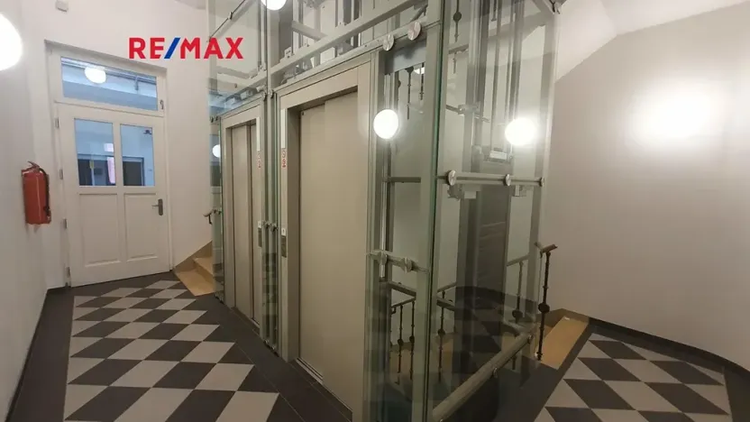 Pronájem bytu 1+kk, Praha - Smíchov, Na Valentince, 30 m2