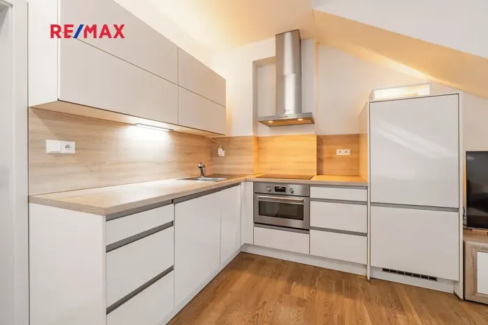 Pronájem bytu 1+kk, Praha - Dejvice, Velvarská, 44 m2