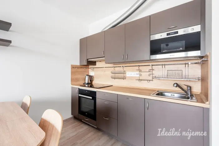 Pronájem bytu 2+kk, Praha - Vysočany, Strnadových, 60 m2