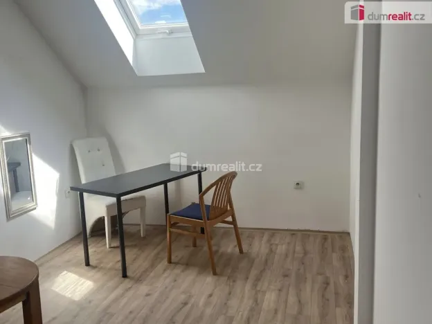 Pronájem atypického bytu, Praha, Zenklova, 17 m2