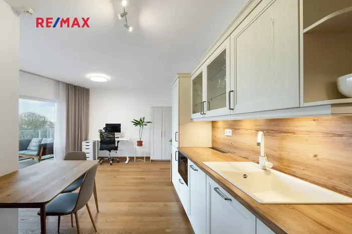 Pronájem bytu 1+kk, Praha - Smíchov, Kobrova, 43 m2