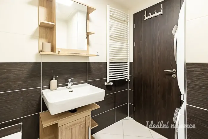 Pronájem bytu 2+kk, Praha, Jankovcova, 55 m2