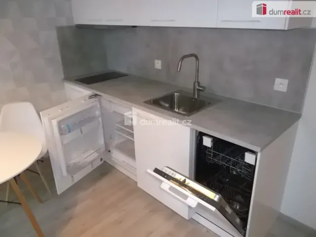 Pronájem bytu 1+kk, Praha - Vysočany, Strnadových, 33 m2