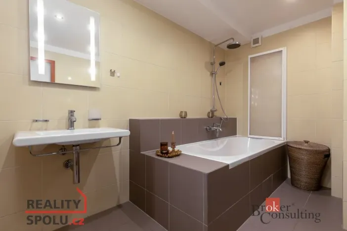 Prodej bytu 2+1, Opava - Předměstí, Vyhlídalova, 64 m2