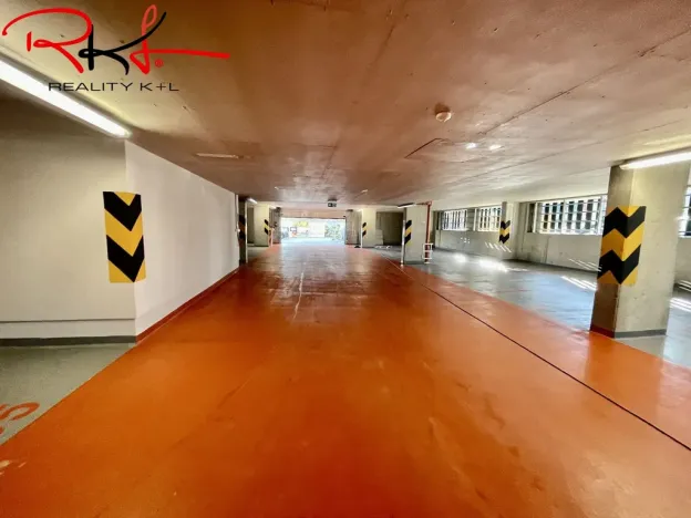 Pronájem garážového stání, Praha, Thomasova, 15 m2