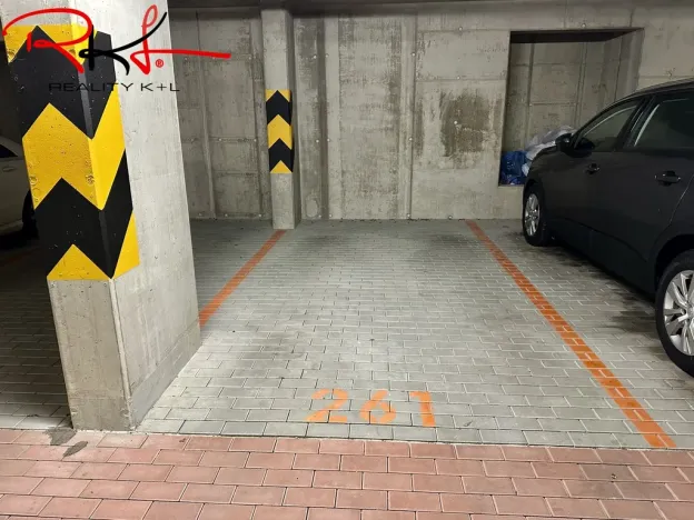 Pronájem garážového stání, Praha, Thomasova, 15 m2