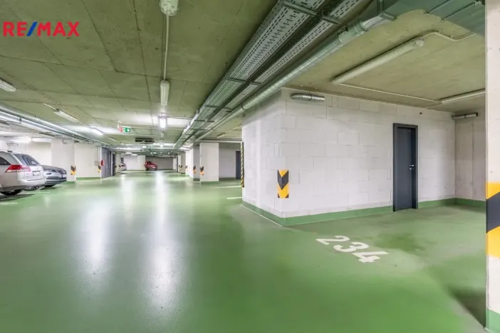 Pronájem garážového stání, Praha - Letňany, Miroslava Hajna, 15 m2