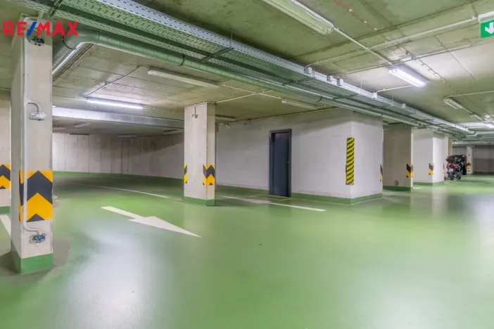 Pronájem garážového stání, Praha - Letňany, Miroslava Hajna, 15 m2