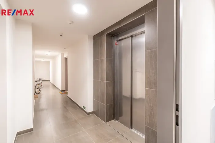 Pronájem garážového stání, Praha - Letňany, Miroslava Hajna, 15 m2