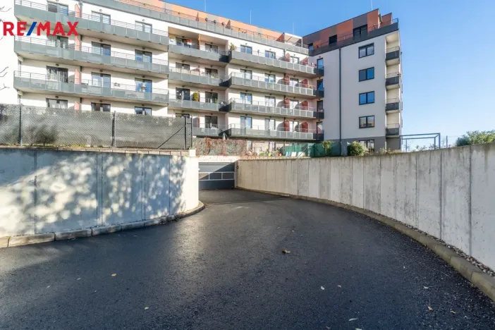 Pronájem garážového stání, Praha - Letňany, Miroslava Hajna, 15 m2