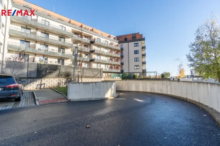 Pronájem garážového stání, Praha - Letňany, Miroslava Hajna, 15 m2