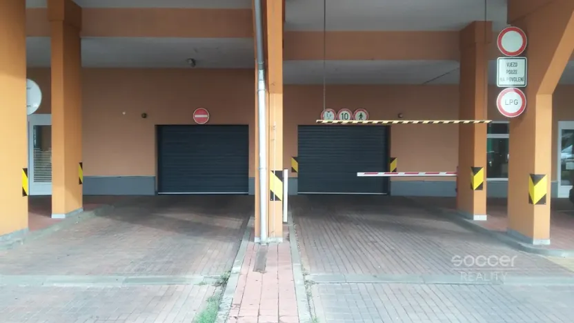 Pronájem garážového stání, Praha - Vysočany, Poděbradská, 12 m2