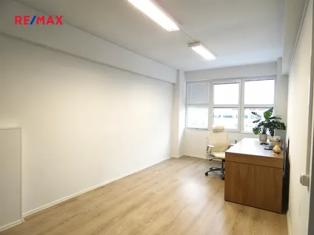 Pronájem kanceláře, Praha - Hloubětín, Nademlejnská, 77 m2