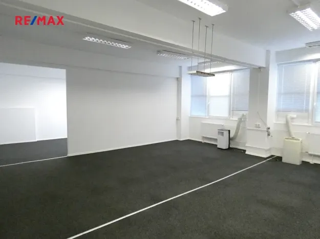 Pronájem kanceláře, Praha - Hloubětín, Nademlejnská, 77 m2