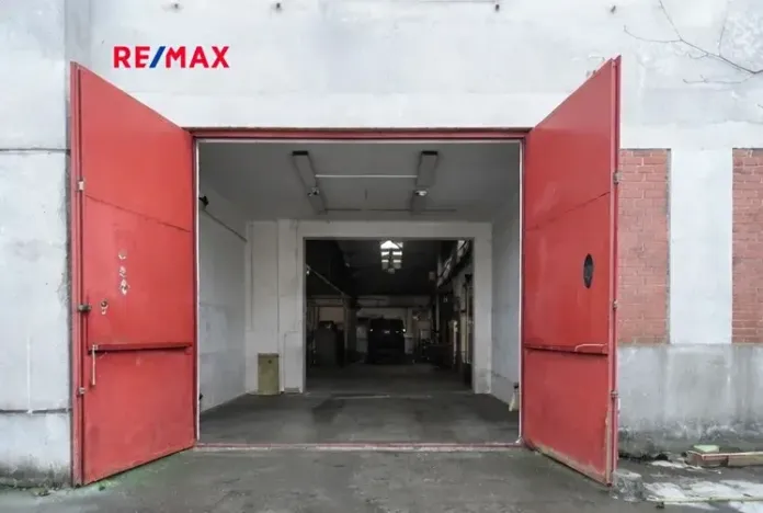 Pronájem obchodního prostoru, Praha - Horní Počernice, Komárovská, 500 m2