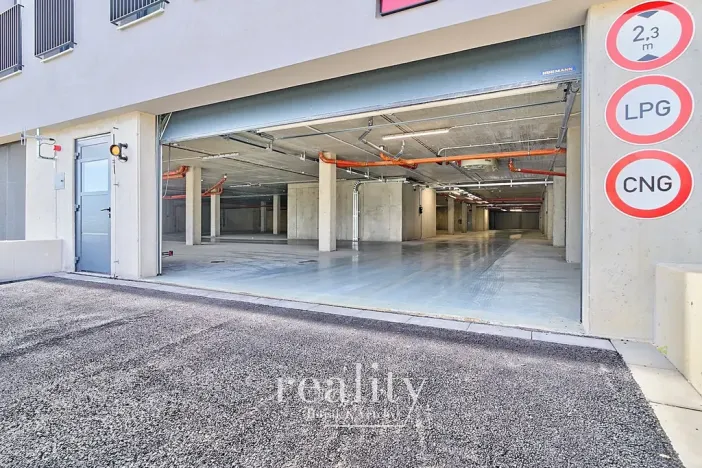 Prodej garážového stání, Znojmo, Kosmákova, 17 m2