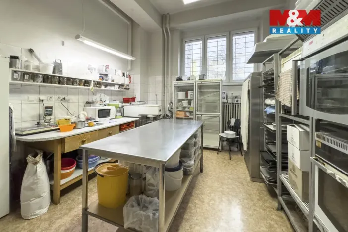 Prodej obchodního prostoru, Praha - Vršovice, Kubánské náměstí, 133 m2