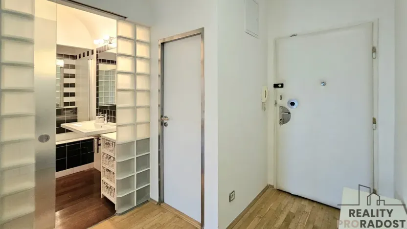 Pronájem bytu 2+kk, Praha, Masarykovo nábřeží, 51 m2