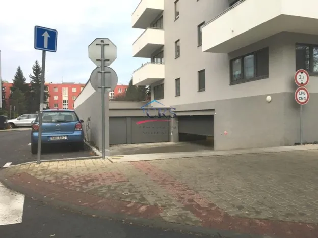Pronájem garážového stání, Praha - Letňany, Frýdecká, 12 m2