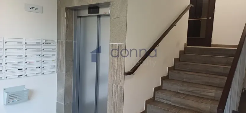 Pronájem bytu 2+kk, Praha, Hlučkova, 46 m2