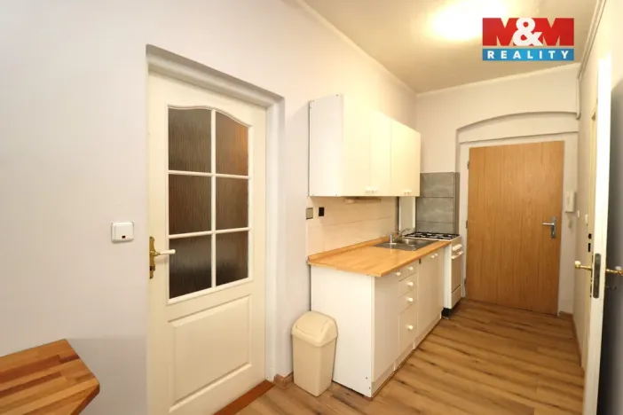 Pronájem bytu 1+1, Karlovy Vary, Jaltská, 46 m2