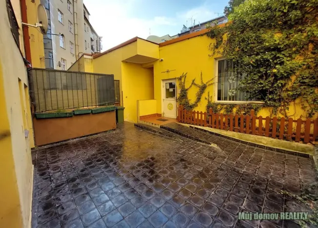 Pronájem obchodního prostoru, Praha - Libeň, náměstí Dr. Václava Holého, 300 m2